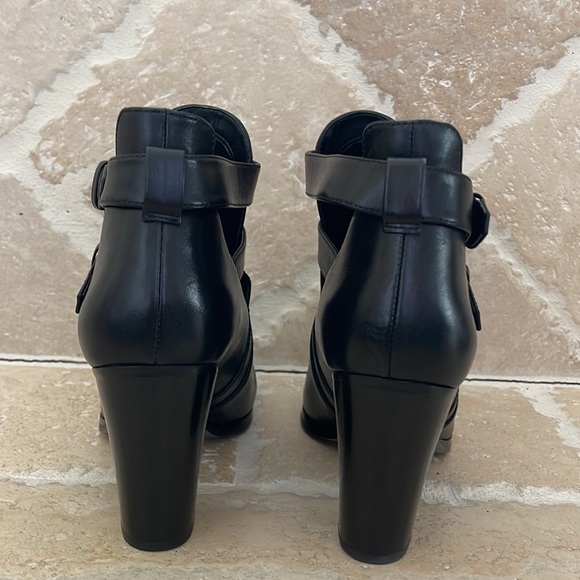 Size 9 Michael Kors Walden Bootie Black Leather heels - Picture 2 of 4